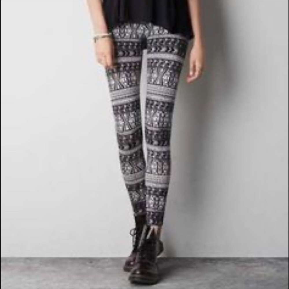 SOLD American Eagle Outfitters Black & White Printed Leggings - Small